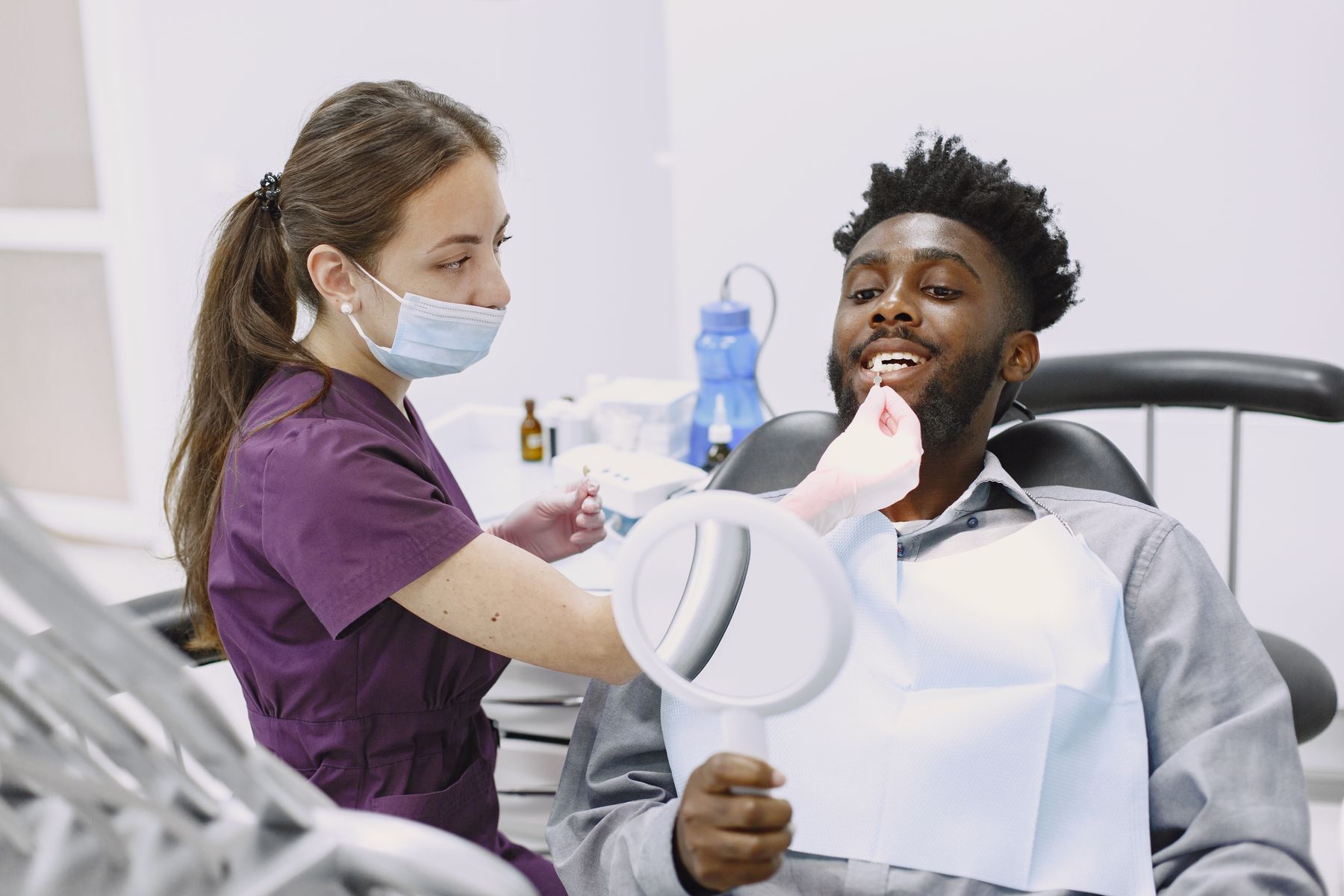 Dentist and patient discussing a smile during an illustrative consultation